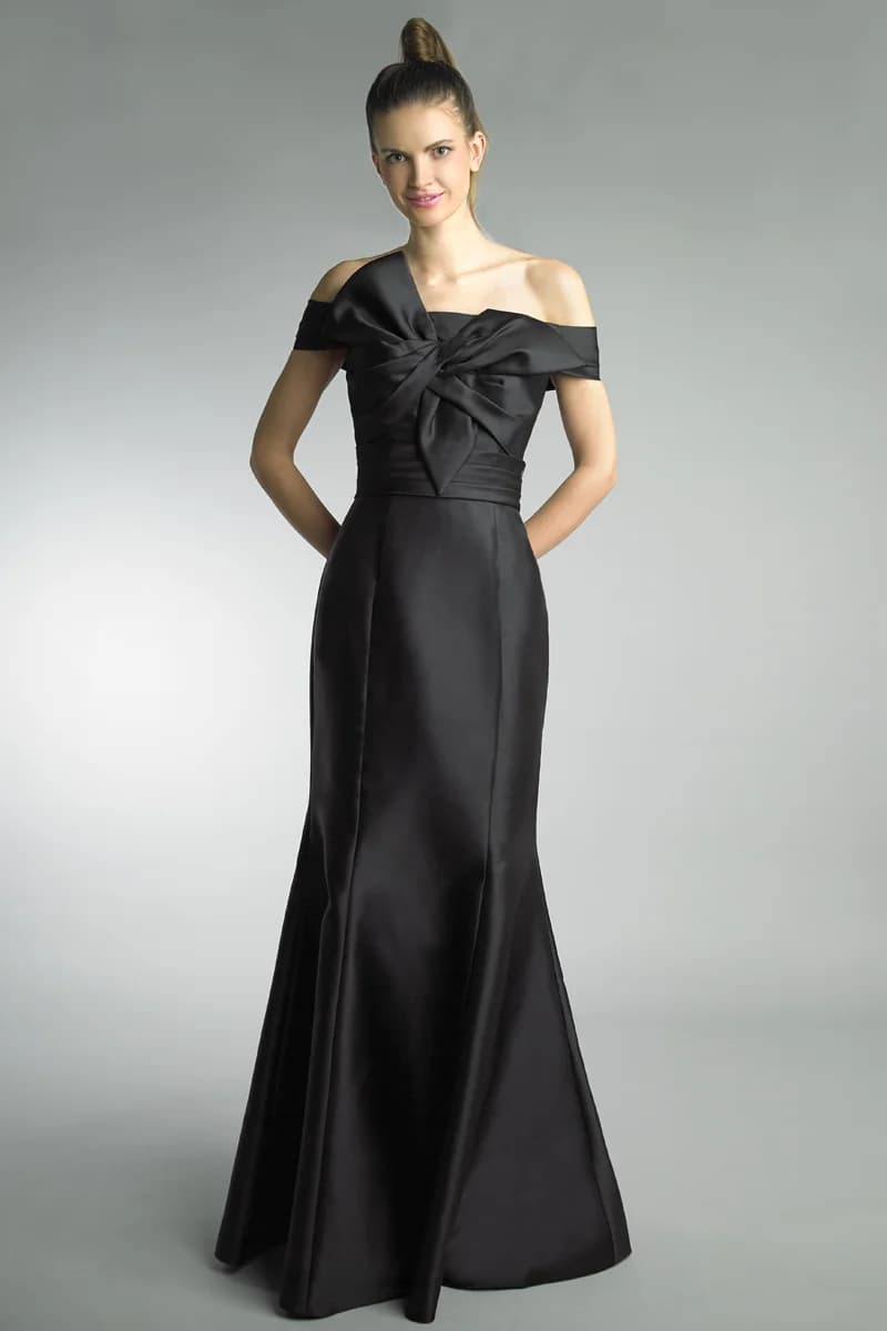 Sleeveless gown with bow view 1