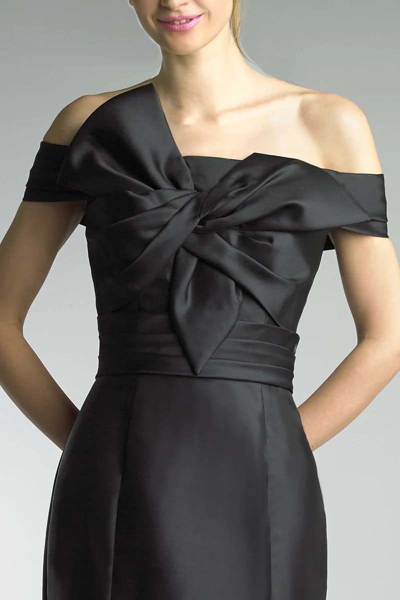Sleeveless gown with bow view 2